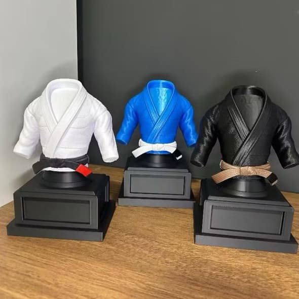 Troféu Kimono Personalizado 18cm – Presente para Lutadores de Jiu-Jitsu ou Judo
