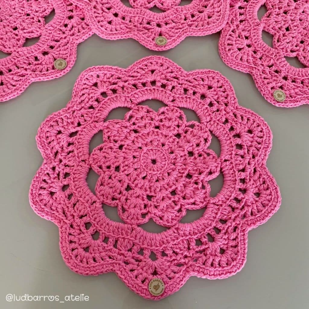 Jogo com 4 Sousplats em Crochê Rosa 35cm/ Americano em crochê modelo flor/ Jogo americano em crochê para mesa posta