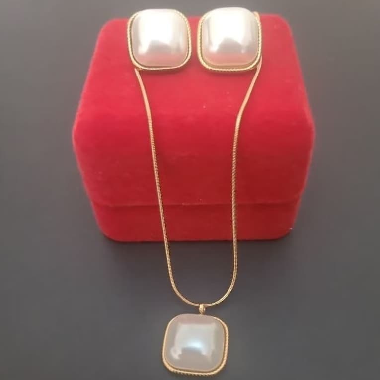 Kit Conjunto Colar e Brincos Quadrado Com Pérola Em Relevo Dourado Aço Inoxidável