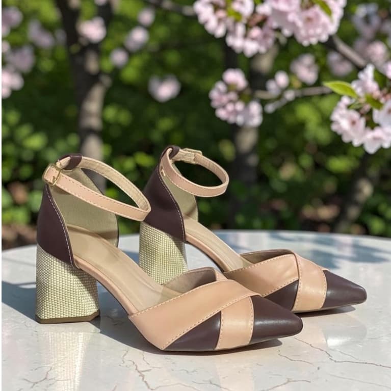 Sandália Salto Bloco Palha  - Marrom Café com Detalhe em X Nude – Elegância e Conforto