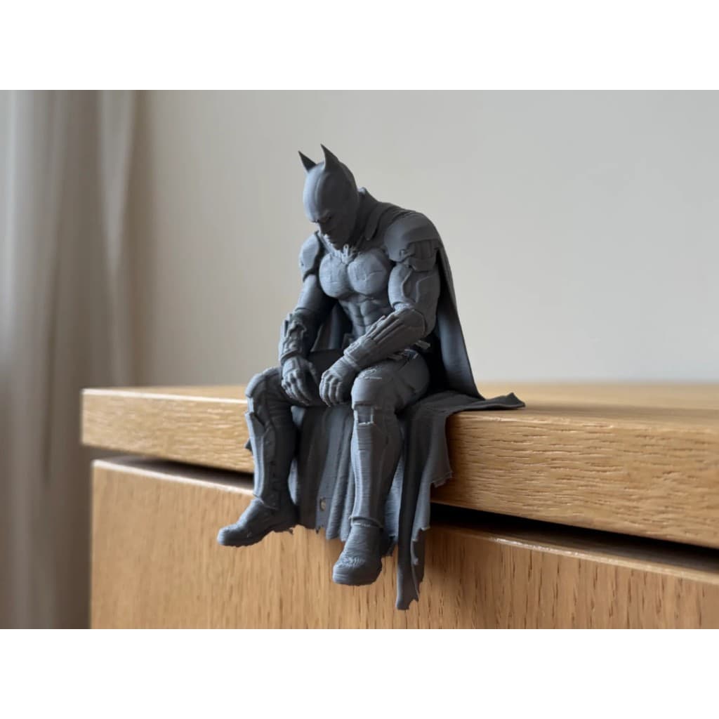 Estatua decorativa Homen morcego Pensativo - Estátua de Prateleira Colecionável Pose Sentada