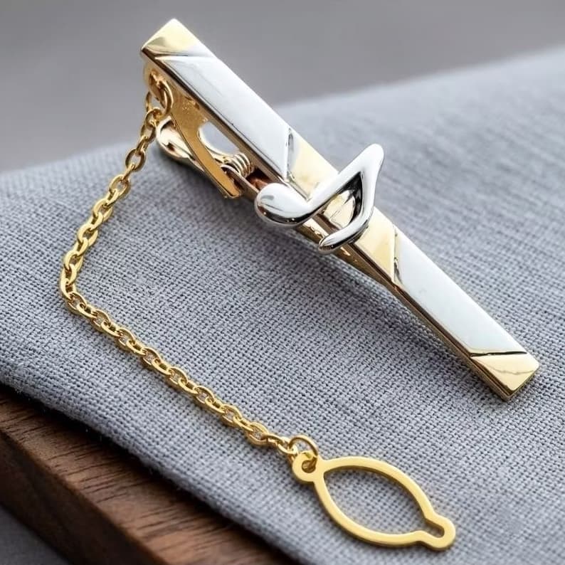 PRENDEDOR DE GRAVATA MUSICAL PRATEADO 6CM  C/ CORRENTE ELEGANTE