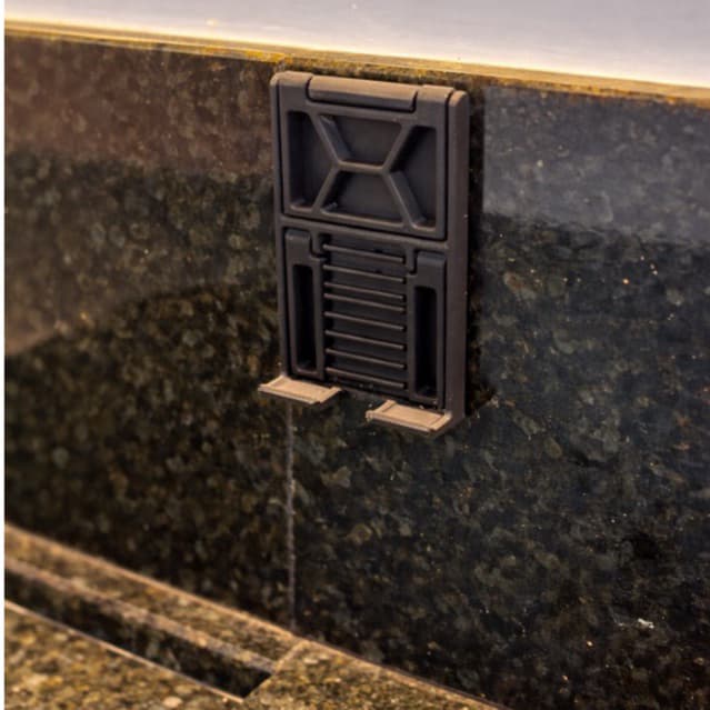 Suporte de celular vertical preto fixado com dupla face