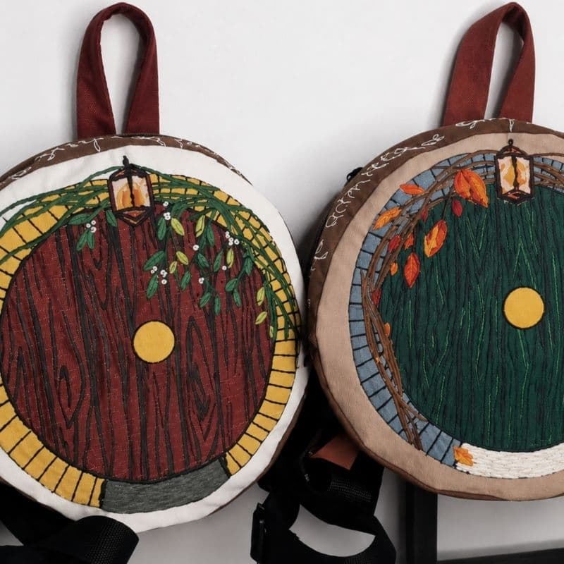 Bolsa Mochila Redonda Hobbit Artesanal Pintada à Mão em Brim
