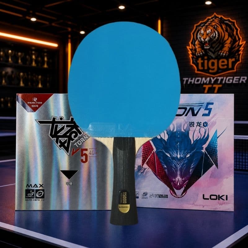 Raquete de tênis de mesa clássica Sanwei T5000 com borrachas RXTON 5 azul e Tornado V5 preta.