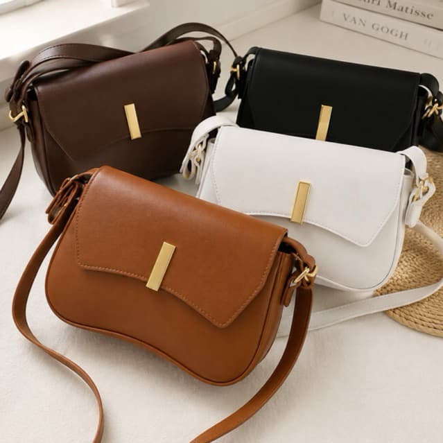 BOLSA FEMININA TAMPA DE OMBRO  COM  DESING  MODERNO C/ METAL MODINHA PROMOÇÃO