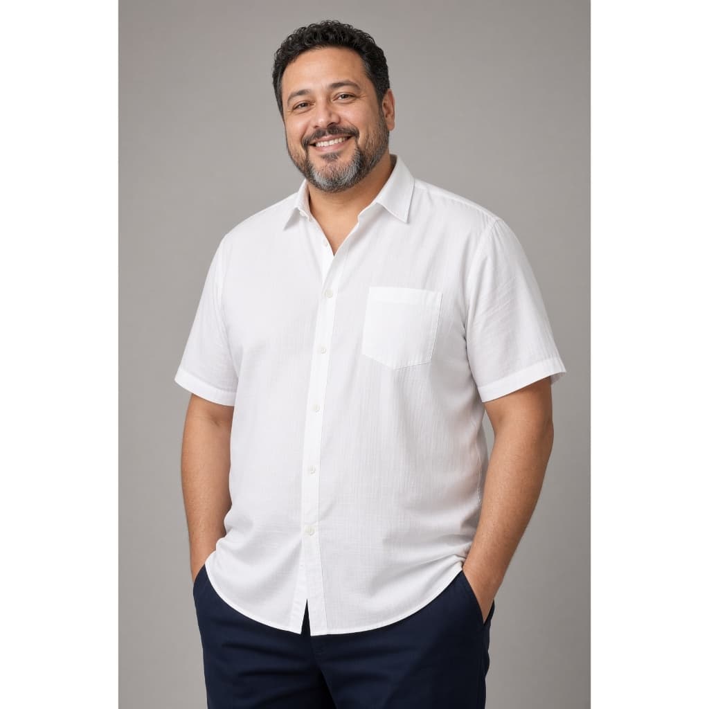 Camisa Social Masculina Plus Size Manga Curta Branca Lisa Microfibra com Elastano Bolso Trabalho Uniforme Extra Grande