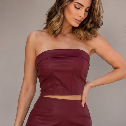 Cropped Tomara que Caia Couro Fake Ajusta ao Corpo Tendência