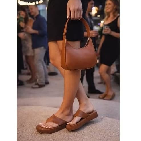 Kit Sandália Rasteira Feminina Com Bolsa De Ombro Compacta Elegante
