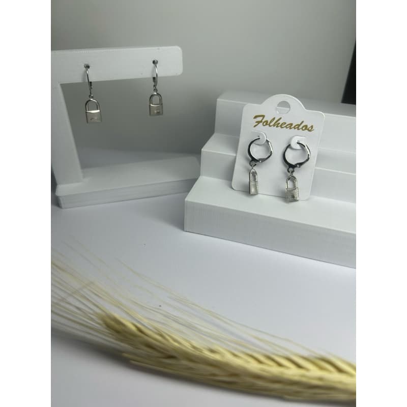 Brinco Argola com Cadeado Prateado Feminino Moderno Elegante Minimalista Acessório Fashion