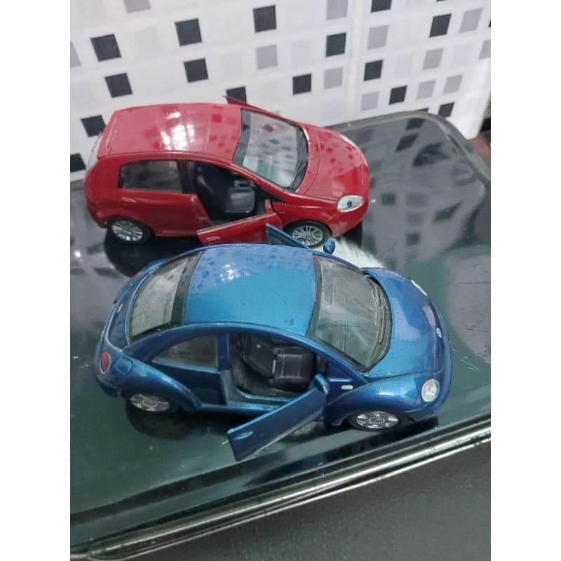 duas miniatura fiat punto e fusca New beetle