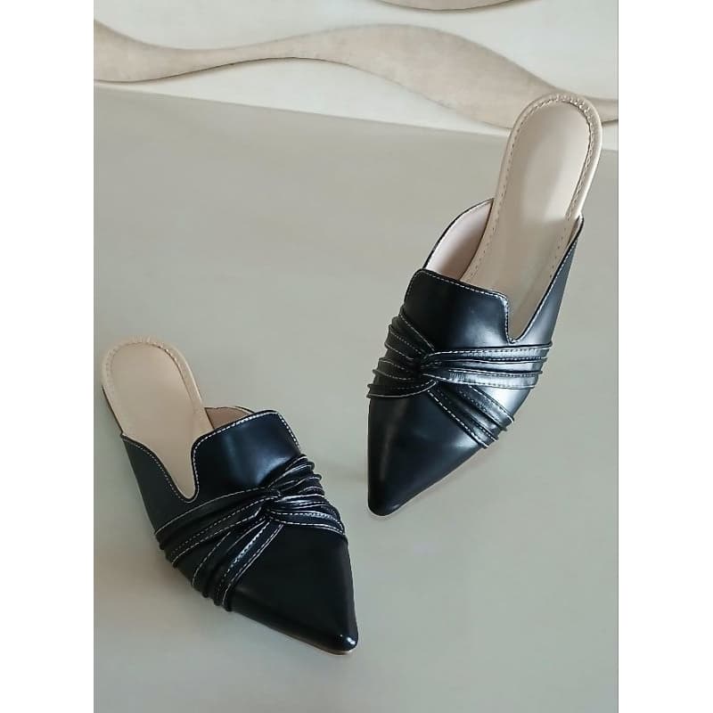 Mule Feminino Confort Alongado Bico fino Preto com detalhe Ruga