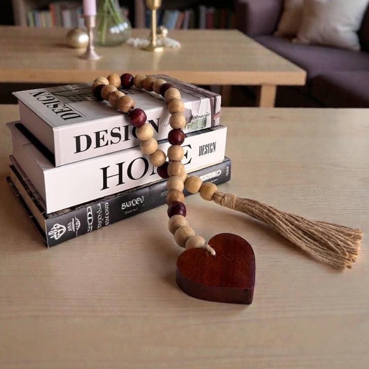 Colar de Mesa Decorativo de Madeira Natural com Pingente de Coração e Tassel Rústico 80cm