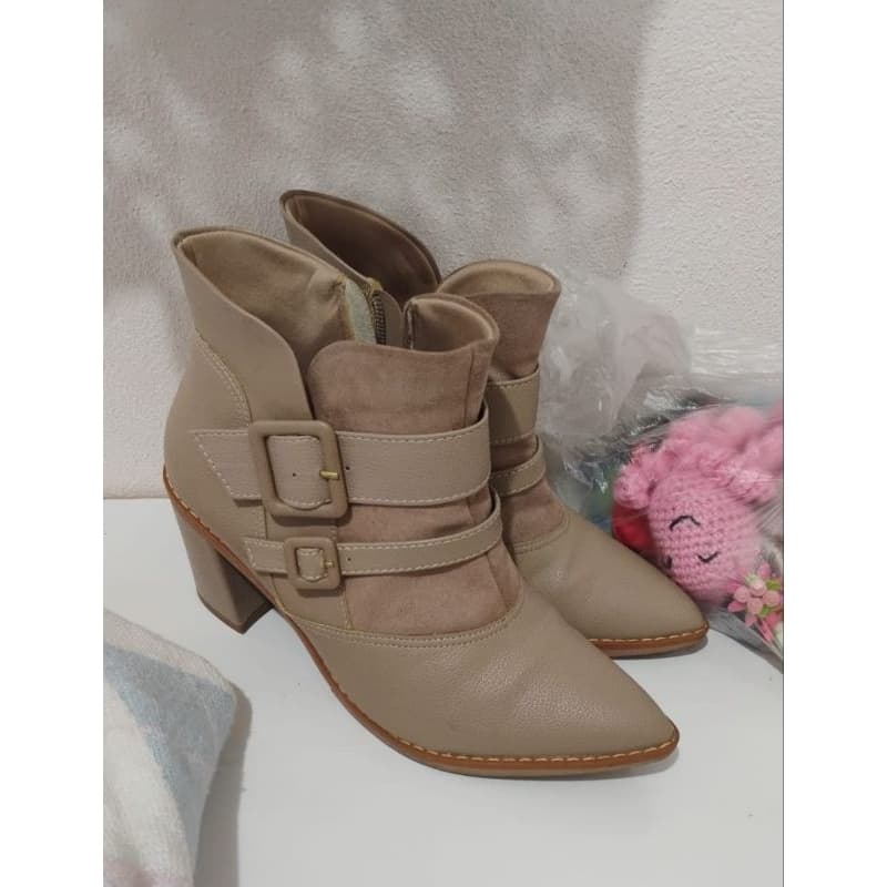 Bota bege com fivela tamanho 36