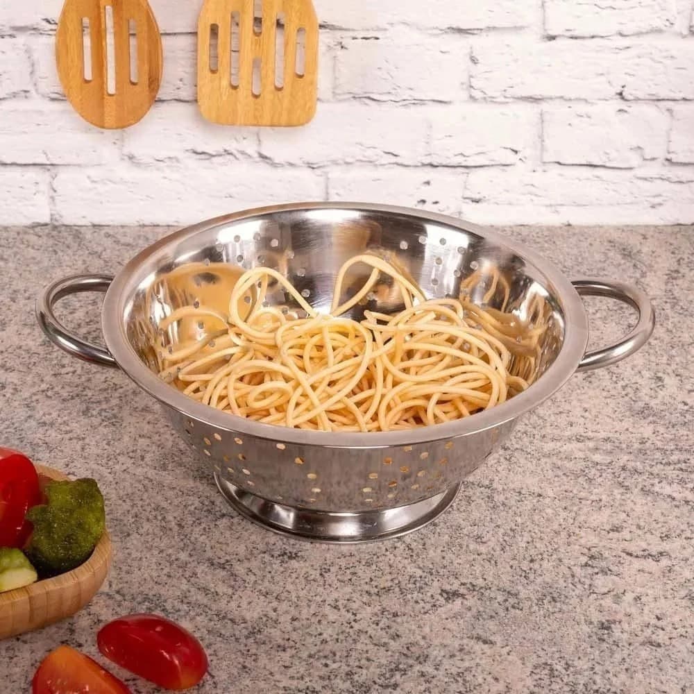 Escorredor de Macarrão Inox - Resistente, Capacidade Generosa e Fácil de Limpar 26cm
