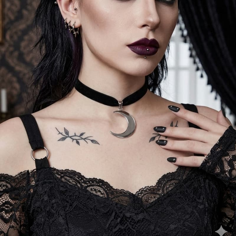 Gargantilha Choker Lua Crescente Veludo Preto Pingente Místico Símbolo de Intuição Magnetismo