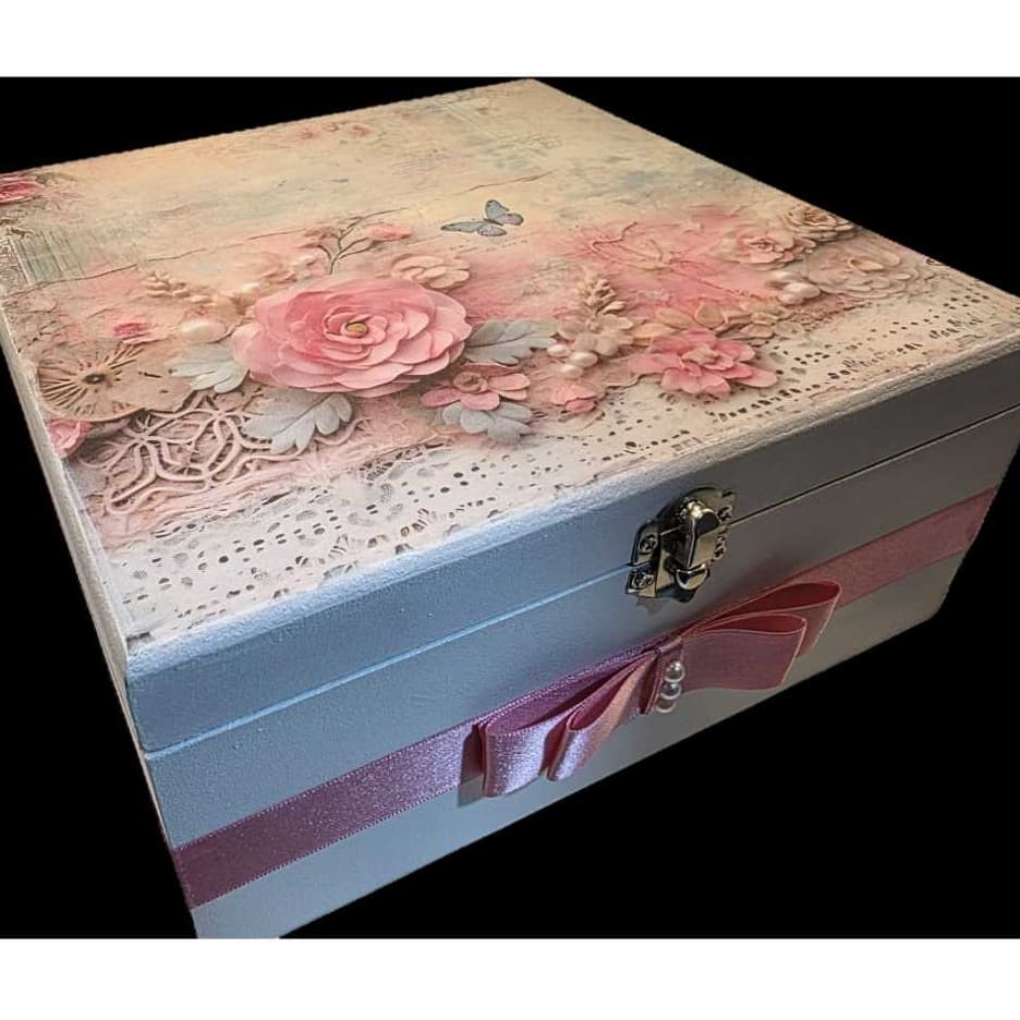 Caixa Porta Joias MDF Pintada à Mão Découpage de Rosas, Pérolas e fita Artesanal 24x24x11 cm, Presente Feminino.