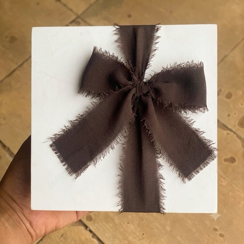 Fita Chiffon Marrom Artesanal Rústica Desfiada para casamentos, caixas padrinhos, festa