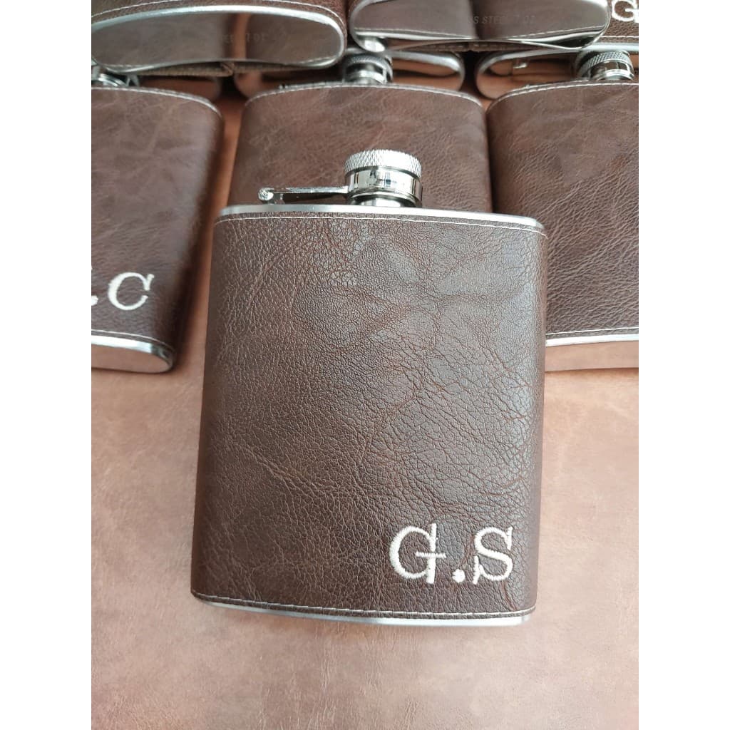 Porta Whisky Personalizado em Couro Sintético | Cantil Inox Masculino com Iniciais