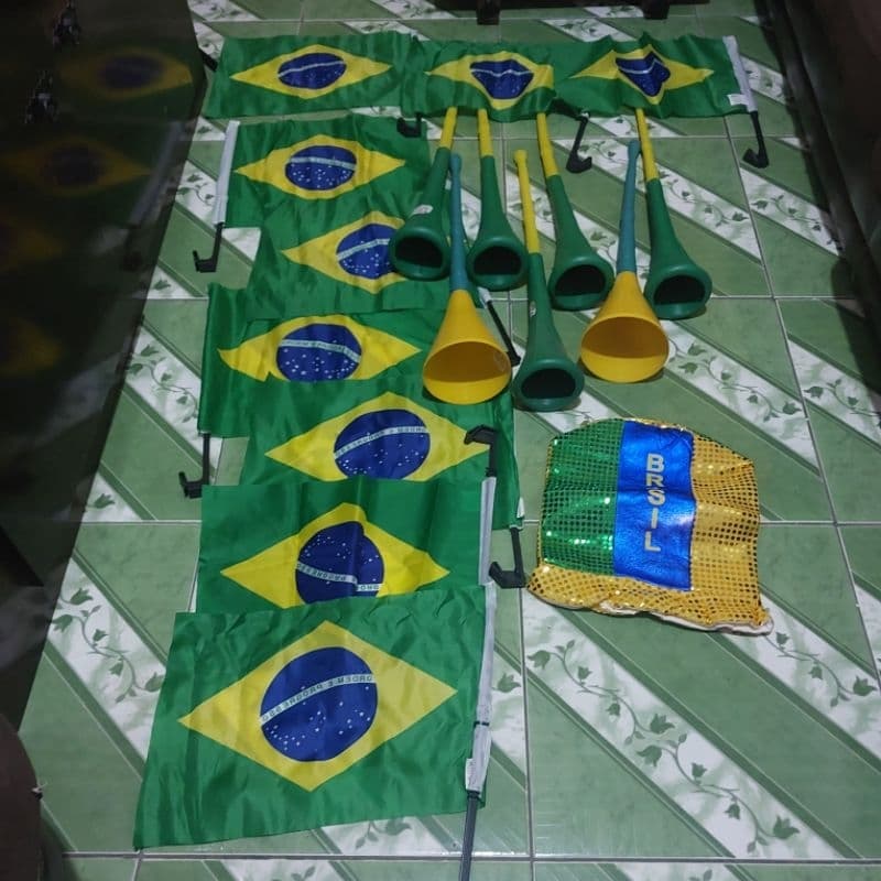 kit copa do Mundo Brasil 9 nove bandeiras 7 sete  cornetas e chapael