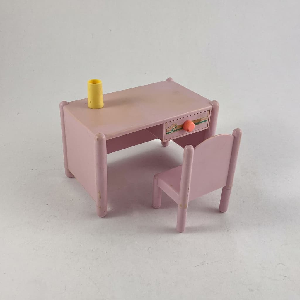 Miniatura de escrivaninha com cadeira da boneca Lacinho da Estrela dos anos 80