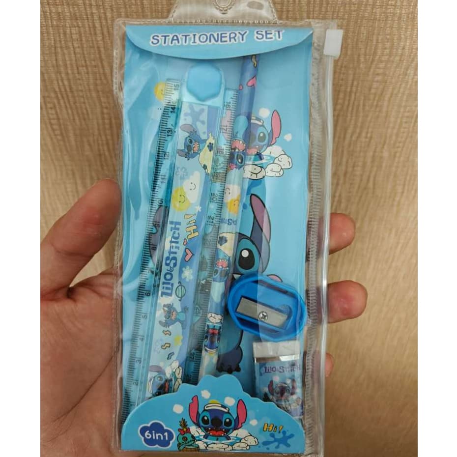 Kit Escolar Stitch 6 Peças – Papelaria Fofa com Lápis, Borracha, Régua, Apontador, Protetor e Estojo