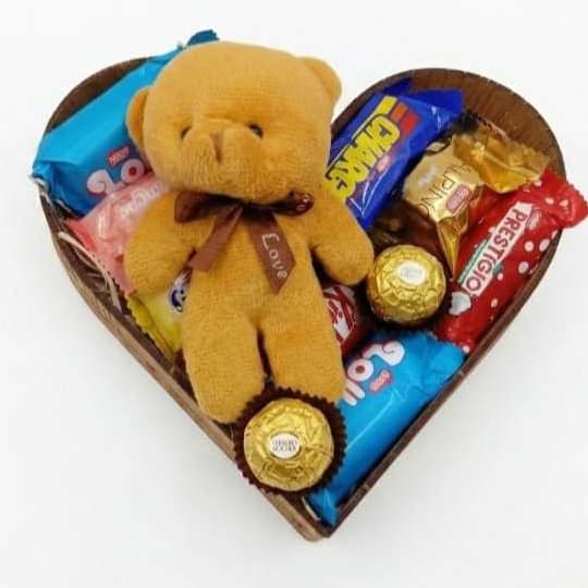 Cesta de Coração com Chocolates e Ursinho Chaveiro de pelúcia Cesta de Presente