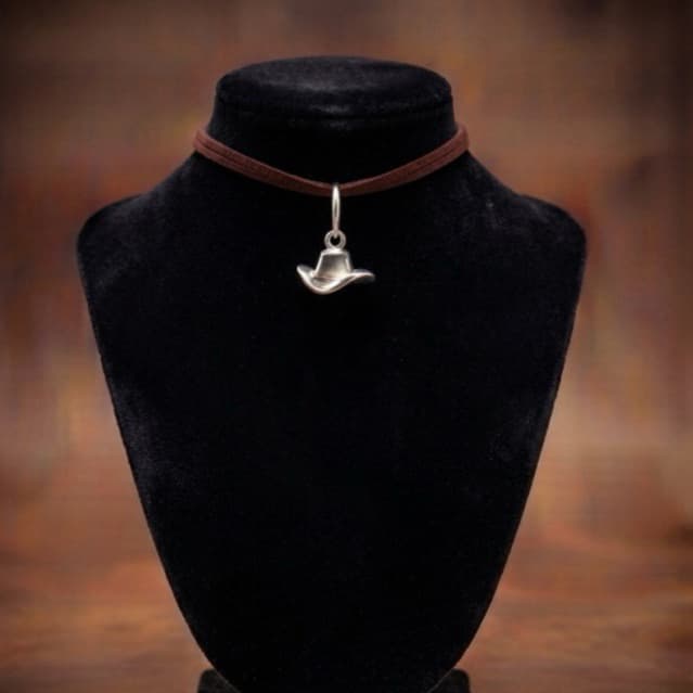 Choker Marrom Fio Duplo com Pingente Chapéu Cowgirl Boiadeira Choker Country