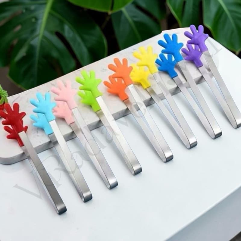 Mini Pegador para Petiscos Frutas Gelo Doces Aperitivos em Aço Inox com Cabo Silicone Formato de Mão