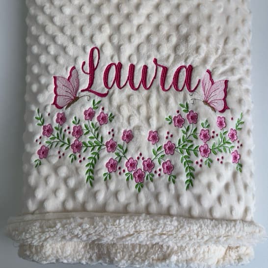 COBERTOR PIPOQUINHA PERSONALIZADO COM NOME E DESENHO BORDADO – FORRADO COM SHERPA - MENINA