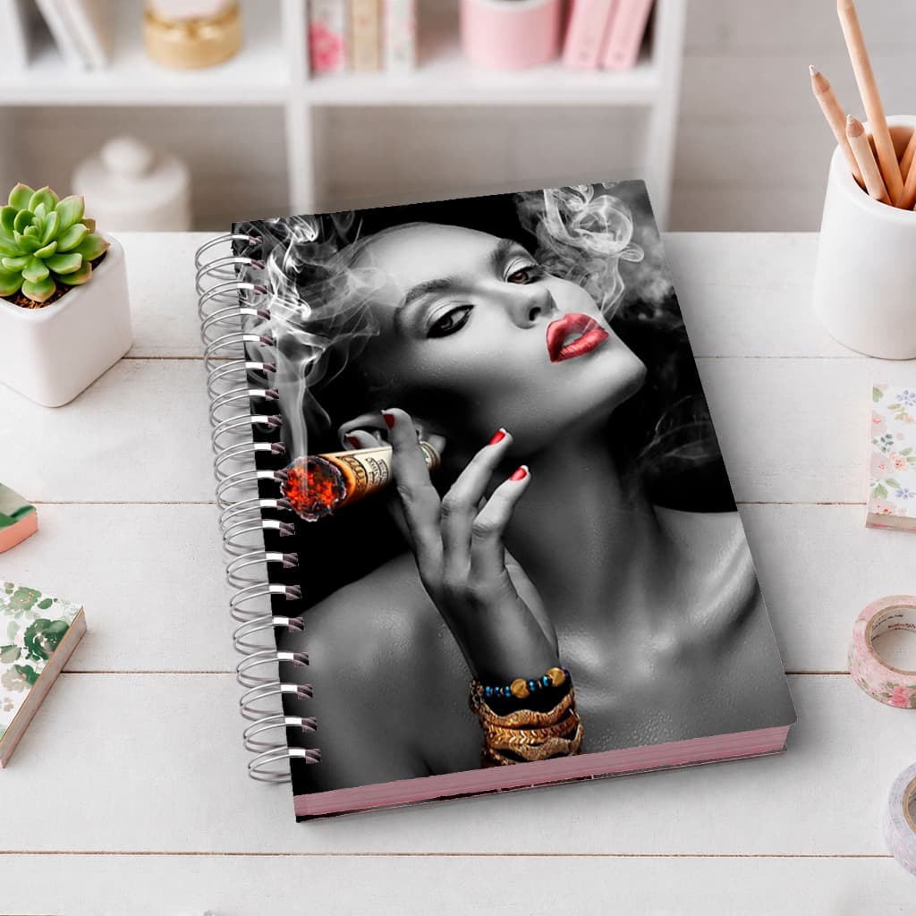 Caderno A5Mulher Fumando | Capa Dura Premium | Wire-O | 80 Folhas | Ideal para Estudos