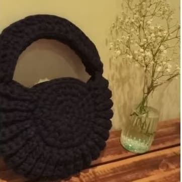 Bolsa de mão em fio de malha.