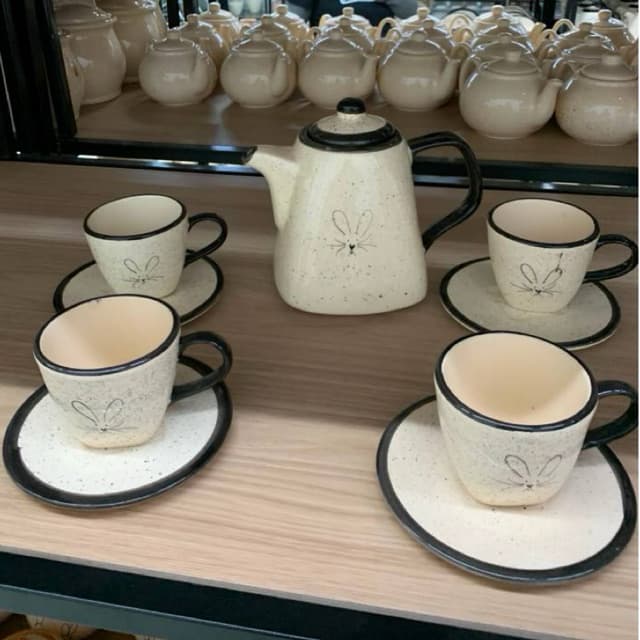 Kit Café em Cerâmica Coelho – Chaleira com 4 Xícaras 200ml e Pires Artesanal