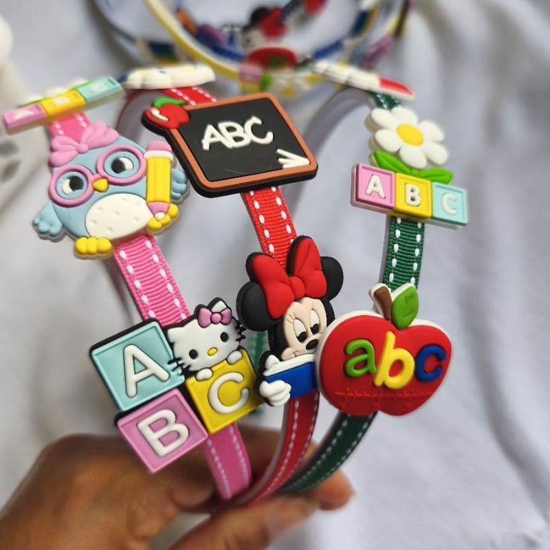 Tiara Escolar Infantil Colorida | Arco Flexível e Inquebrável | Apliques Emborrachados