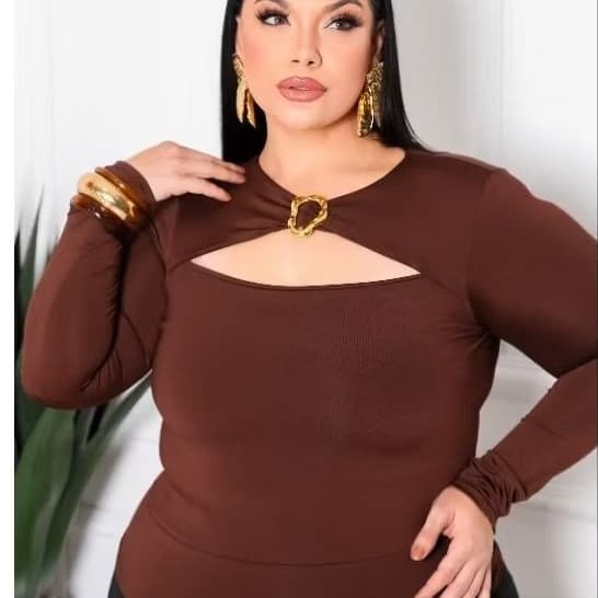 Blusa Feminina plus size manga longa com Recorte frontal