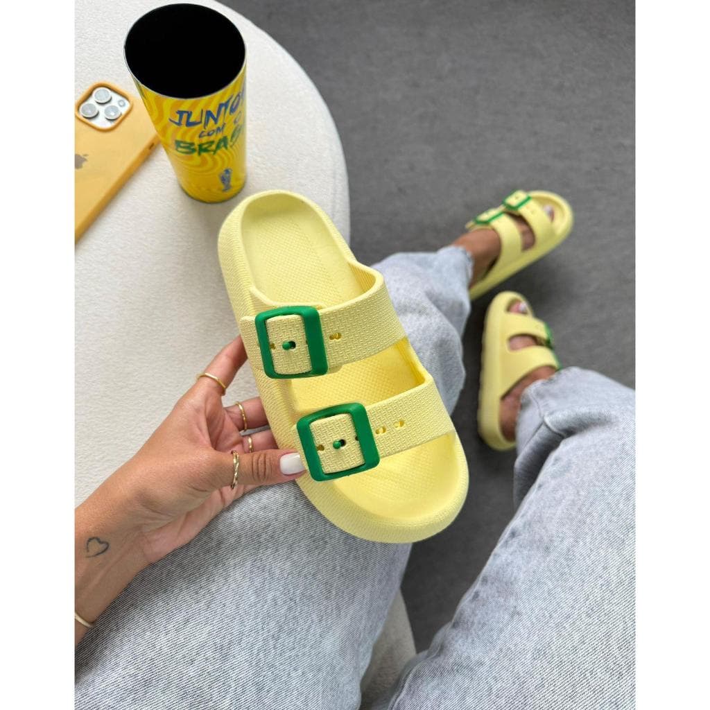 Sandália Chinelo Feminino e Masculino Anatômica Leve Solado Aderente Fivela Ajustável Papete