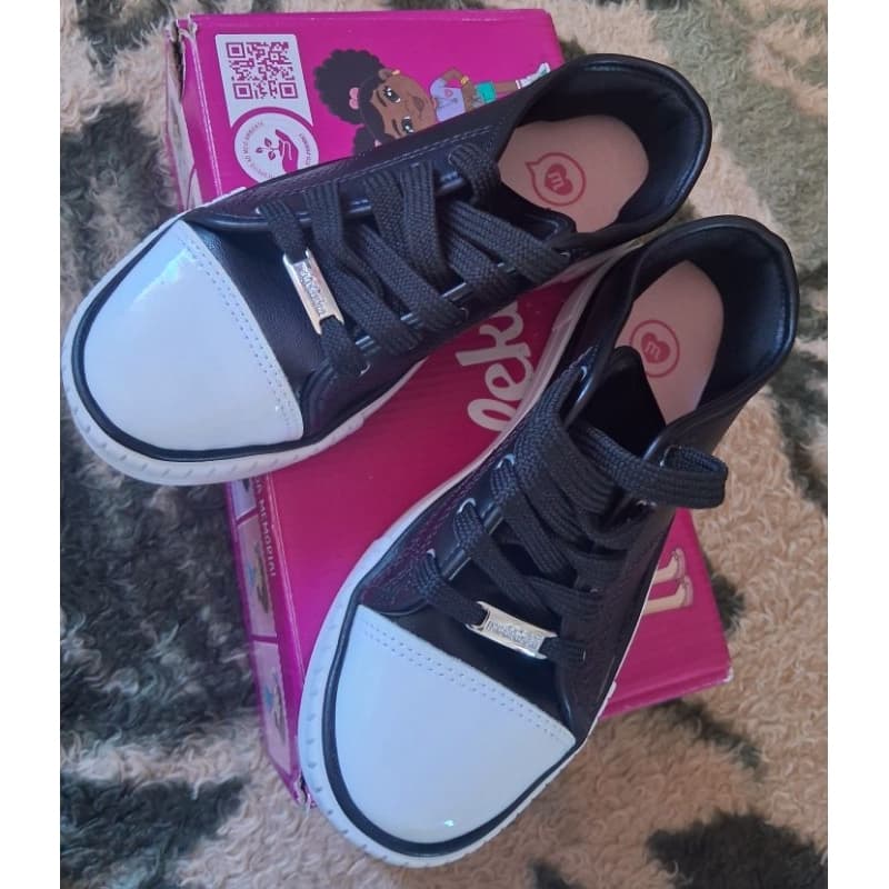 Tênis Feminino Casual Moleca - Conforto e Estilo com Materiais Resistentes - Preto e Branco.