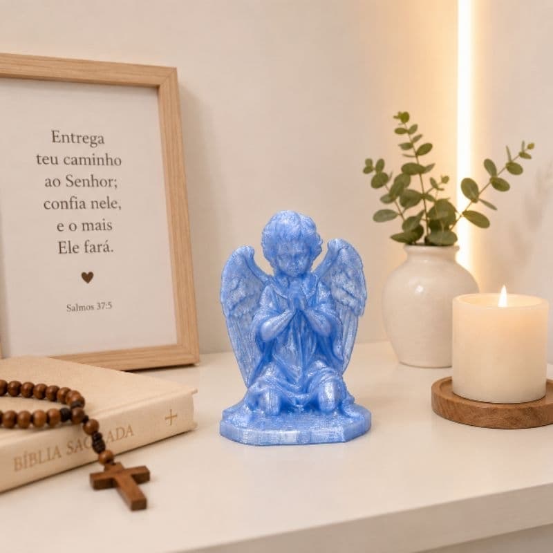 Anjinho da Oração Decorativo – Delicadeza, Fé e Proteção 💙