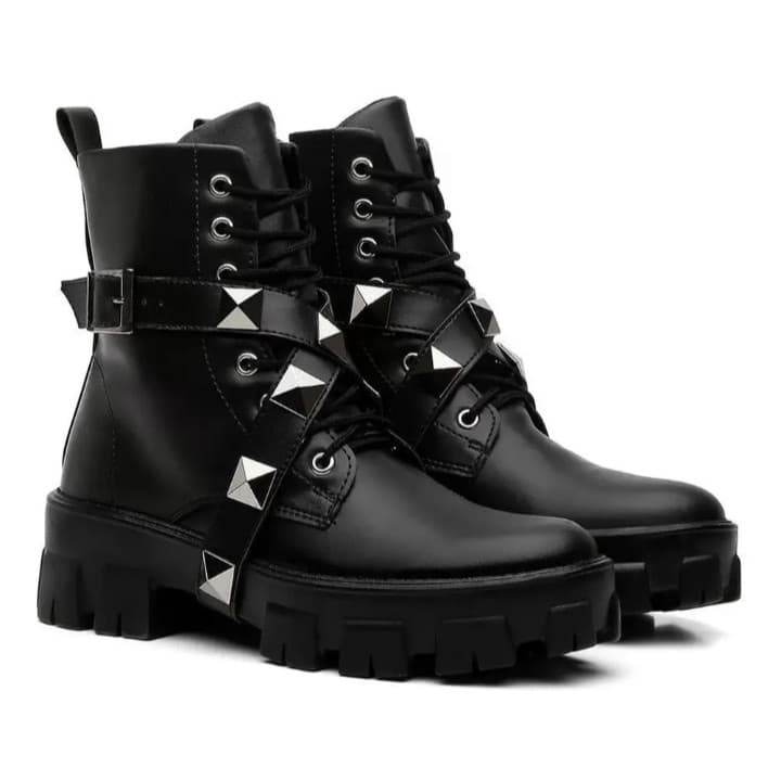 Número 38/39 ... Bota feminina tratorada preta com spike/taxas  Bota coturno Salto baixo Fechamento com zíper e cadarço