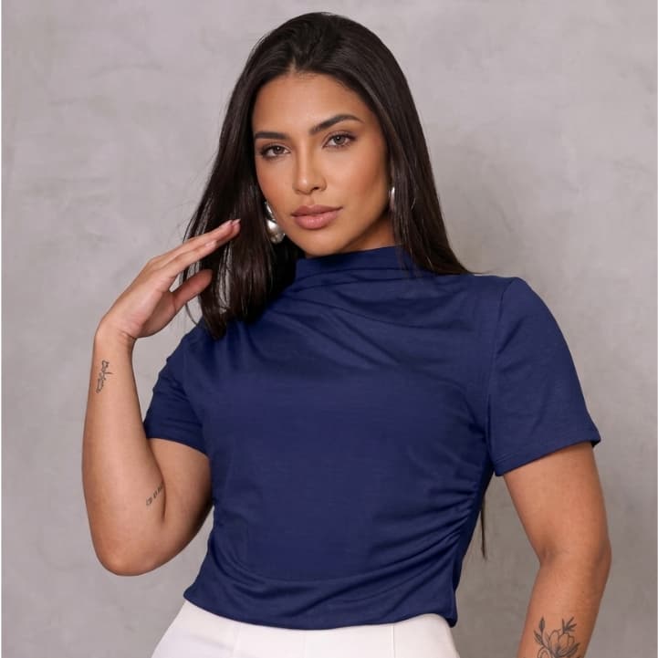 Blusa Gola Alta Drapeada Sem Mangas – Elegância e Versatilidade