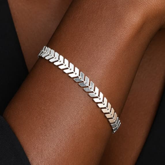 Pulseiras delicadas , perfeitas para compor looks modernos e cheios de estilo com design refinado e elegância i