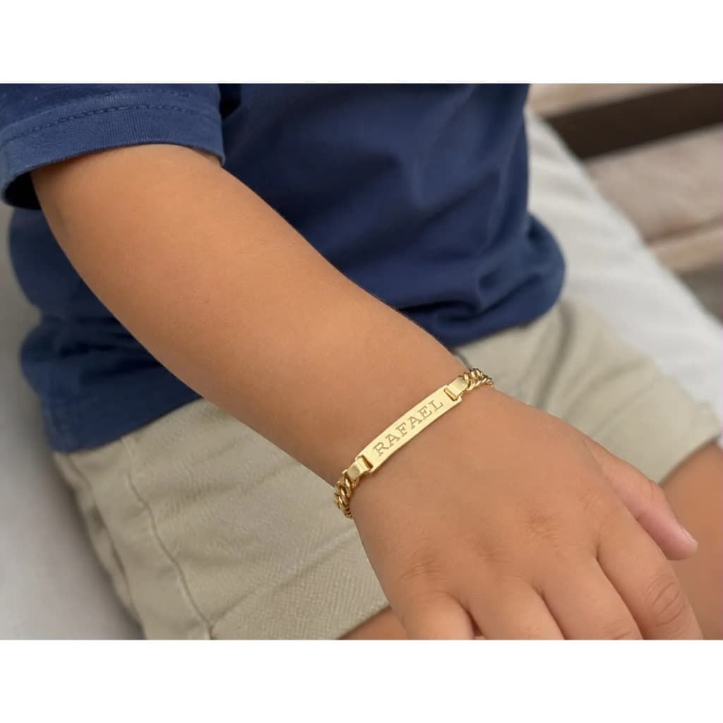 Pulseira Infantil Chapinha Groumet Gravação Letra Forma Banho de Ouro