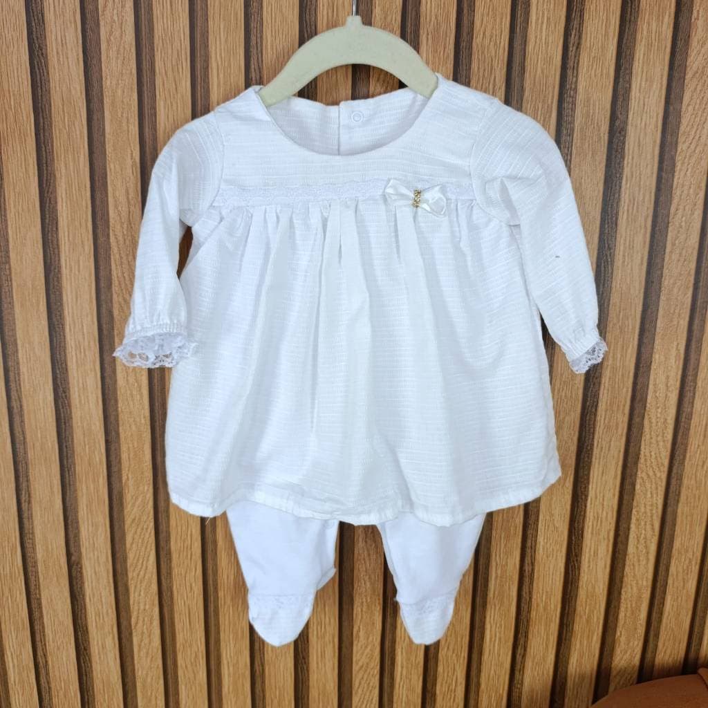 Macacão bebê menina com vestido sobreposto luxo 100% algodão com acessório