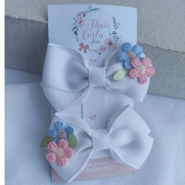 laço branco infantil com flores| par de laço com flores | laço branco