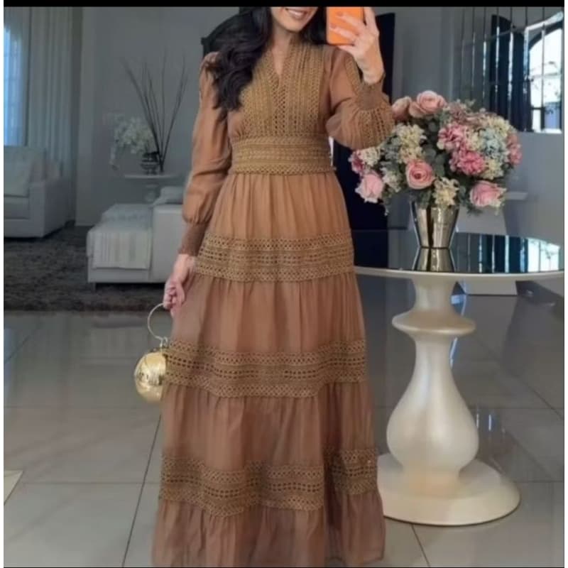 Vestido longo romântico de manga longa com detalhes em renda e babados na saia, disponível
