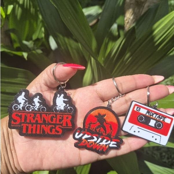 Kit Stranger Things:Mundo Invertido com Você! (3 Chaveiros Exclusivos)"direto de Hawkins/Max/Demogorgon/vecna/Mixtape