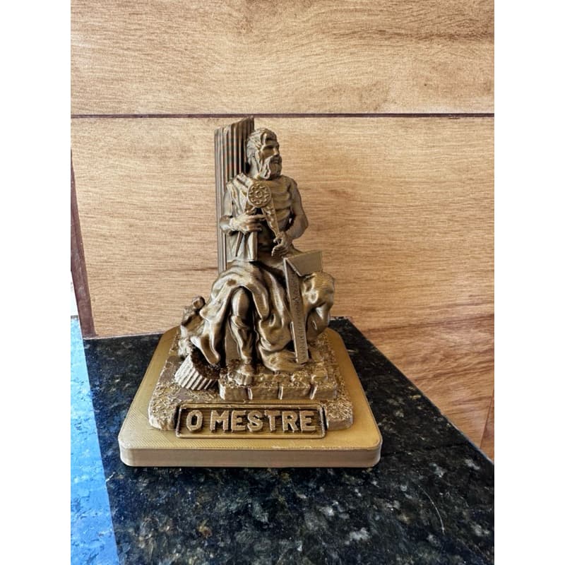 Estátua O Mestre Maçonaria 3D Dourada – Decoração Maçônica Luxo | Esquadro e Compasso