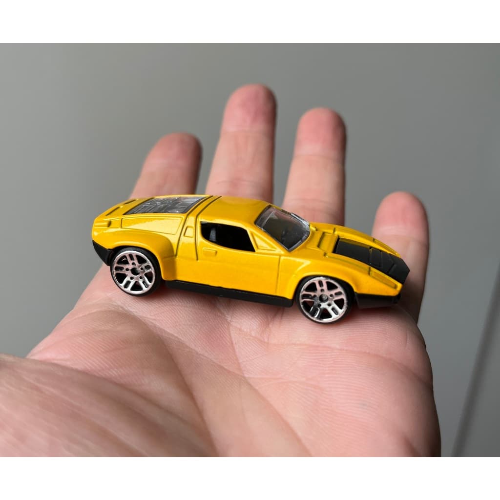 carro esportivo De Tomaso Pantera carrinho de metal abre capô esc 1/64 único