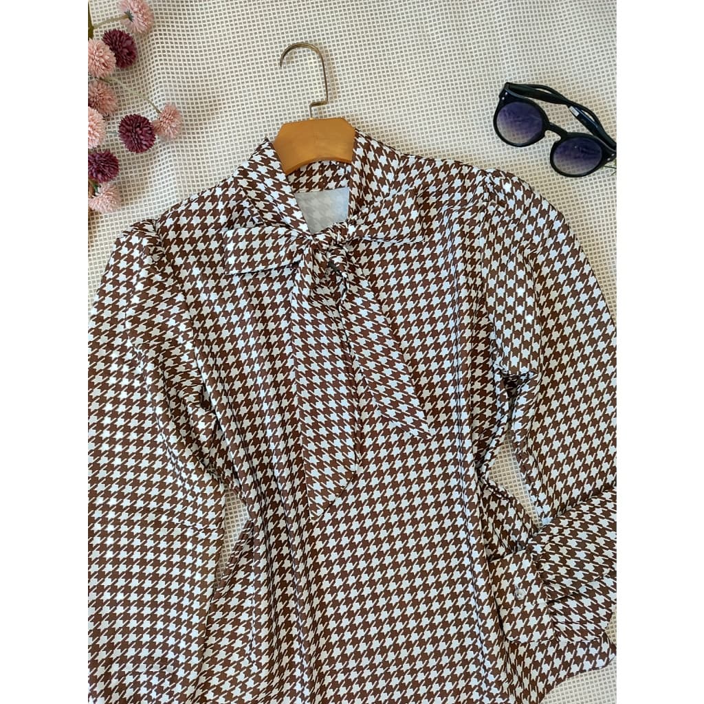 L.L.MODAS FEMININA   blusa feminina estamapada gola laço manga longa tecido crepinho.