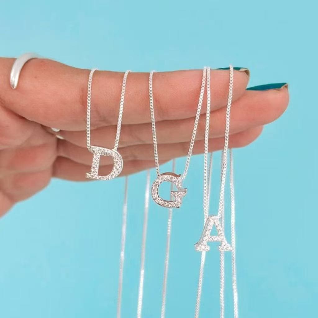 Colar com Pingente de Letra Inicial Pequeno em Prata 925 ou Banhado Presentes elegantes e sofisticados